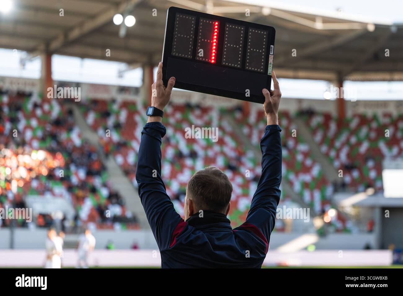 Der technische Schiedsrichter zeigt eine Minute zusätzliche Zeit während des Fußballspiels an. Stockfoto