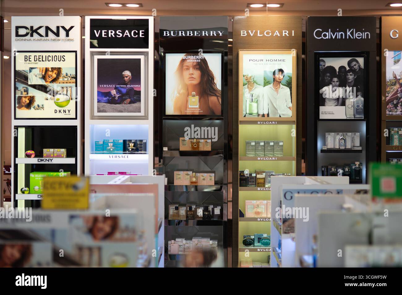 Kuala Lumpur, Malaysia - 21. September 2024: Verkaufsstände für DKNY, Versace, Burberry, Bvlgari und Calvin Klein in einem Geschäft in KLIA2, mit einem Stockfoto