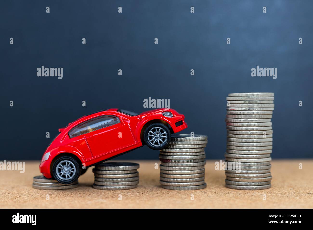 Spielzeugauto Klettern Münzstapel. Visuelle Metapher für steigende Transportkosten Stockfoto
