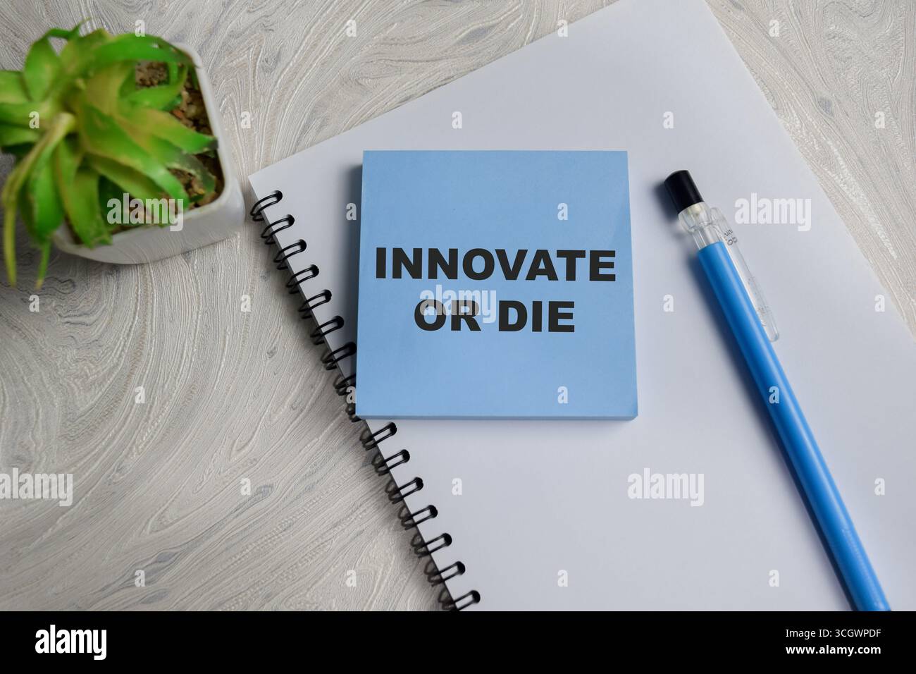 Das Konzept der Innovation oder der Stanzform schreibt auf Haftnotizen, die auf Holztisch isoliert sind. Stockfoto