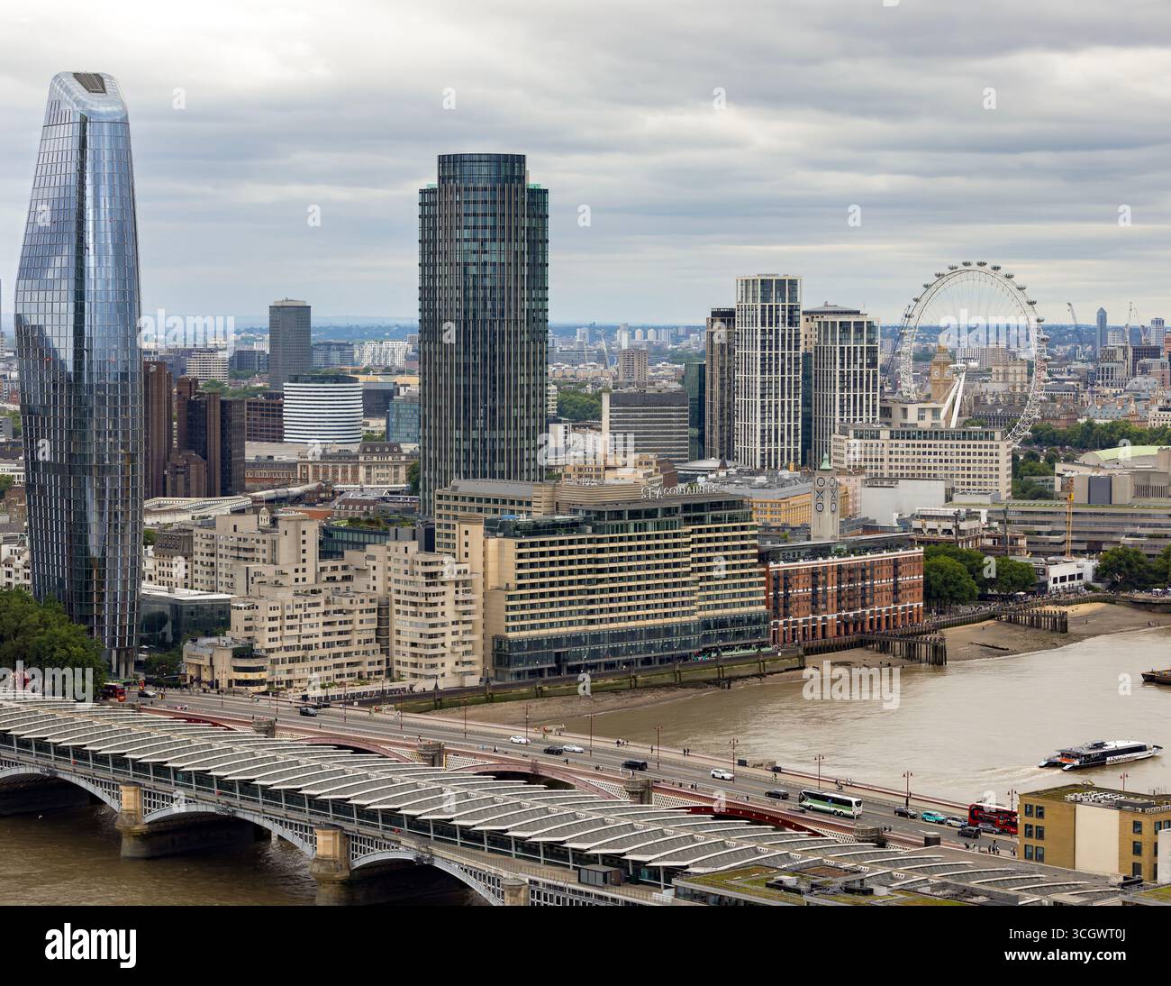 Panoramablick auf Londons South Bank mit der Themse, dem London Eye, One Blackfriars und dem OXO Tower. Stockfoto
