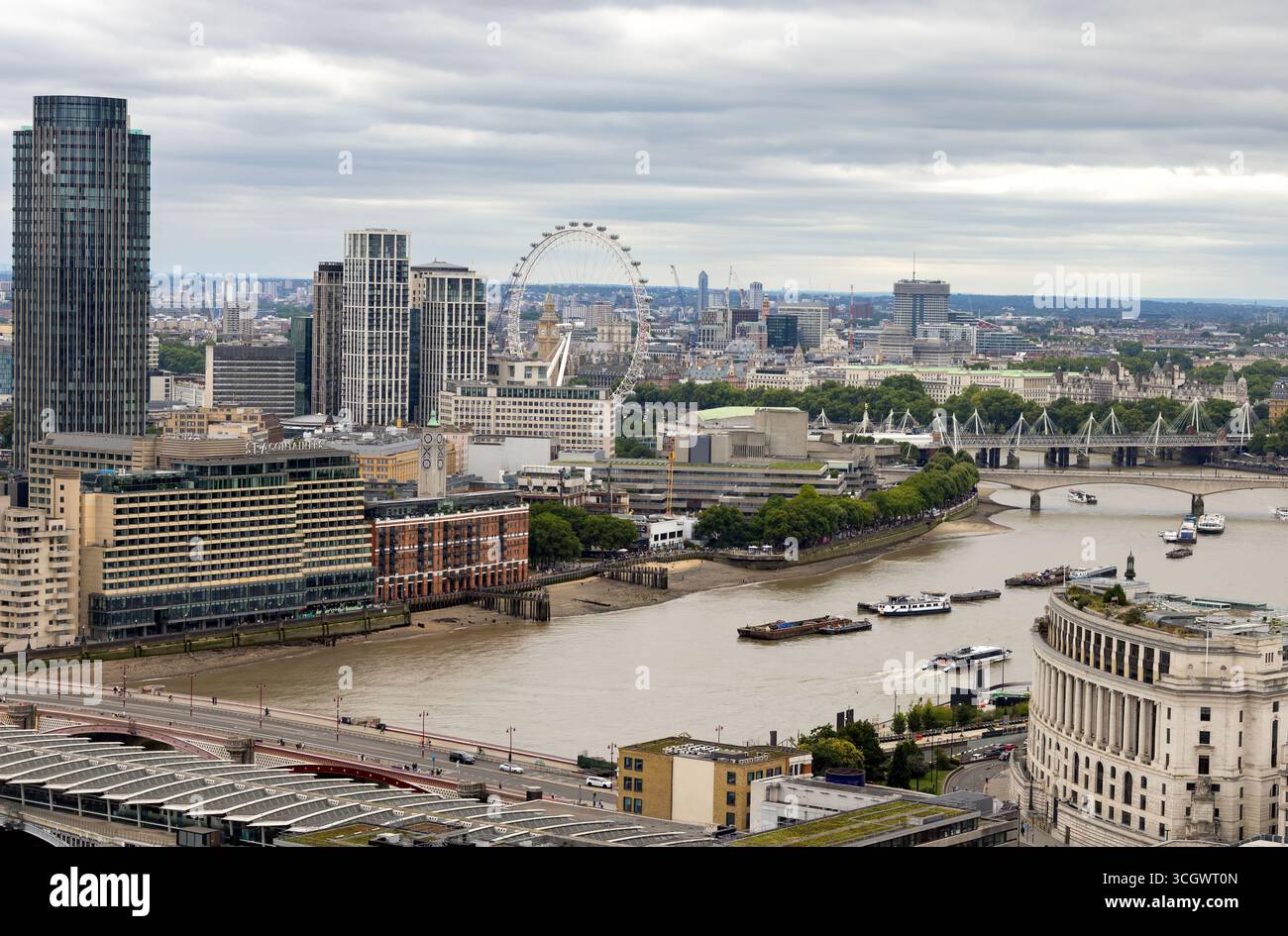 Panoramablick auf Londons South Bank mit der Themse, dem London Eye, One Blackfriars und dem OXO Tower. Stockfoto