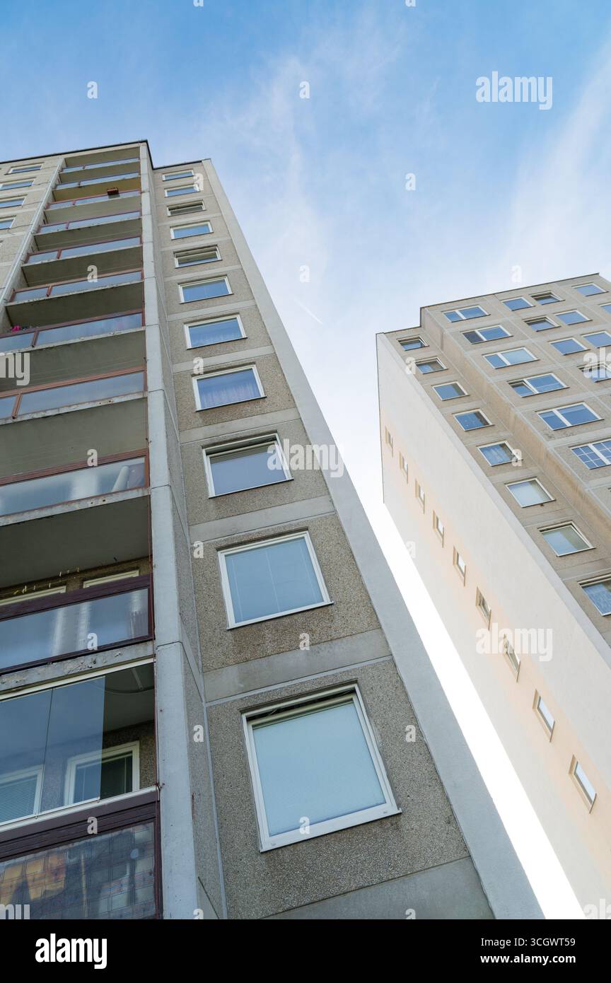 Hohe, langweilige, uniforme Betonhaushäuser im kommunistischen Stil. Stockfoto