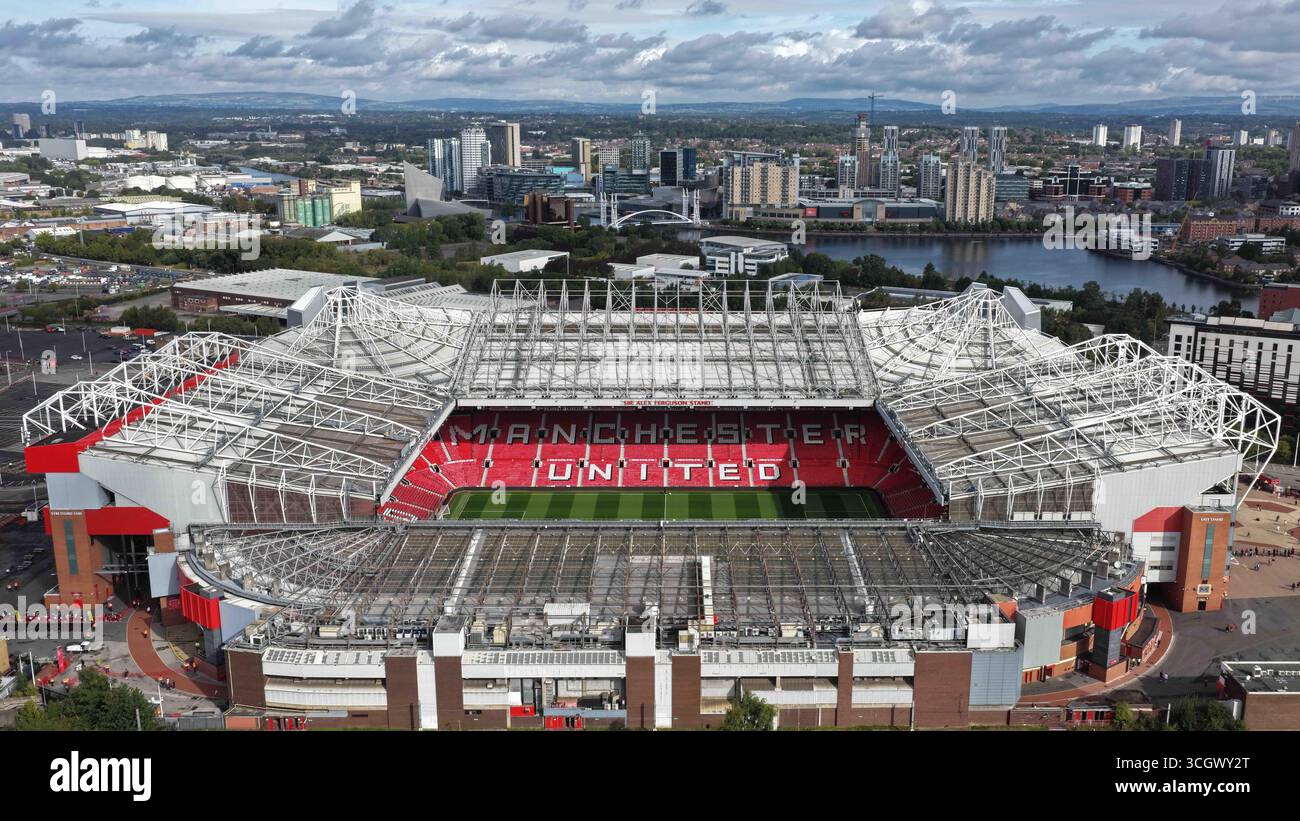 Manchester, Großbritannien. 30. August 2025. Eine Luftaufnahme von Old Trafford. Mit einer Kapazität von 74.310 Teilnehmern ist Old Trafford das größte Stadion der Premier League im Vereinigten Königreich während des Premier League-Spiels Manchester United gegen Burnley in Old Trafford, Manchester, Vereinigtes Königreich, 30. August 2025 (Foto: Mark Cosgrove/News Images) in Manchester, Vereinigtes Königreich am 30. August 2025. (Foto: Mark Cosgrove/News Images/SIPA USA) Credit: SIPA USA/Alamy Live News Stockfoto