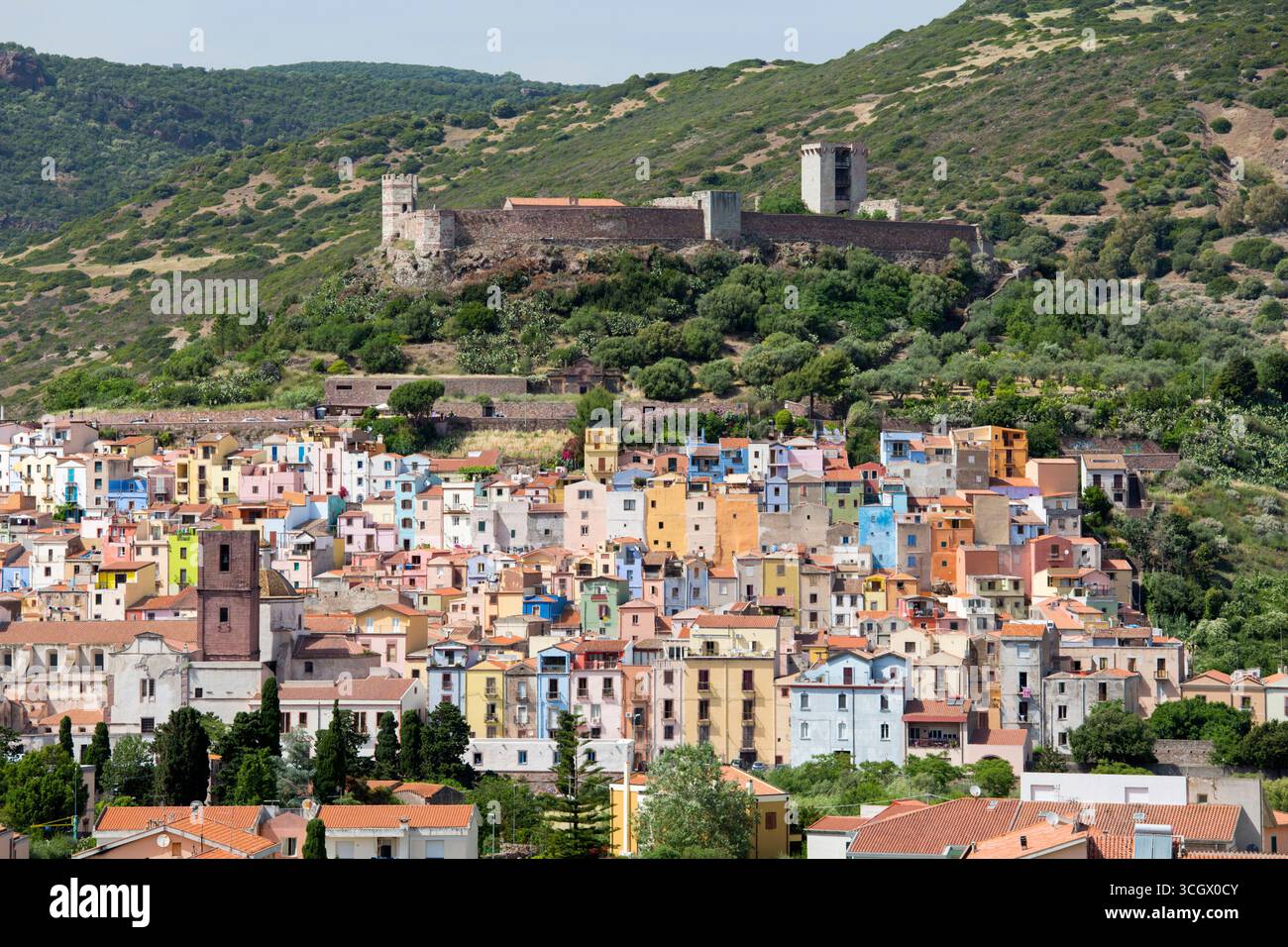 Bosa, Oristano, Sardinien, Italien. Hell bemalte Häuser im Stadtteil Sa Costa, die sich an einem steilen Hügel unterhalb des Castello Malaspina anschmiegen. Stockfoto