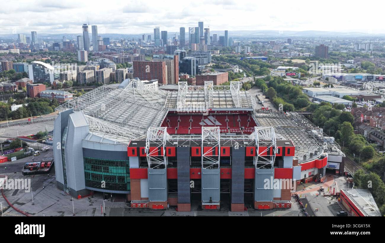 Eine Luftaufnahme von Old Trafford und der Stadt Manchester im Hintergrund während des Premier League Spiels Manchester United gegen Burnley in Old Trafford, Manchester, Großbritannien, 30. August 2025 (Foto: Mark Cosgrove/News Images) Stockfoto