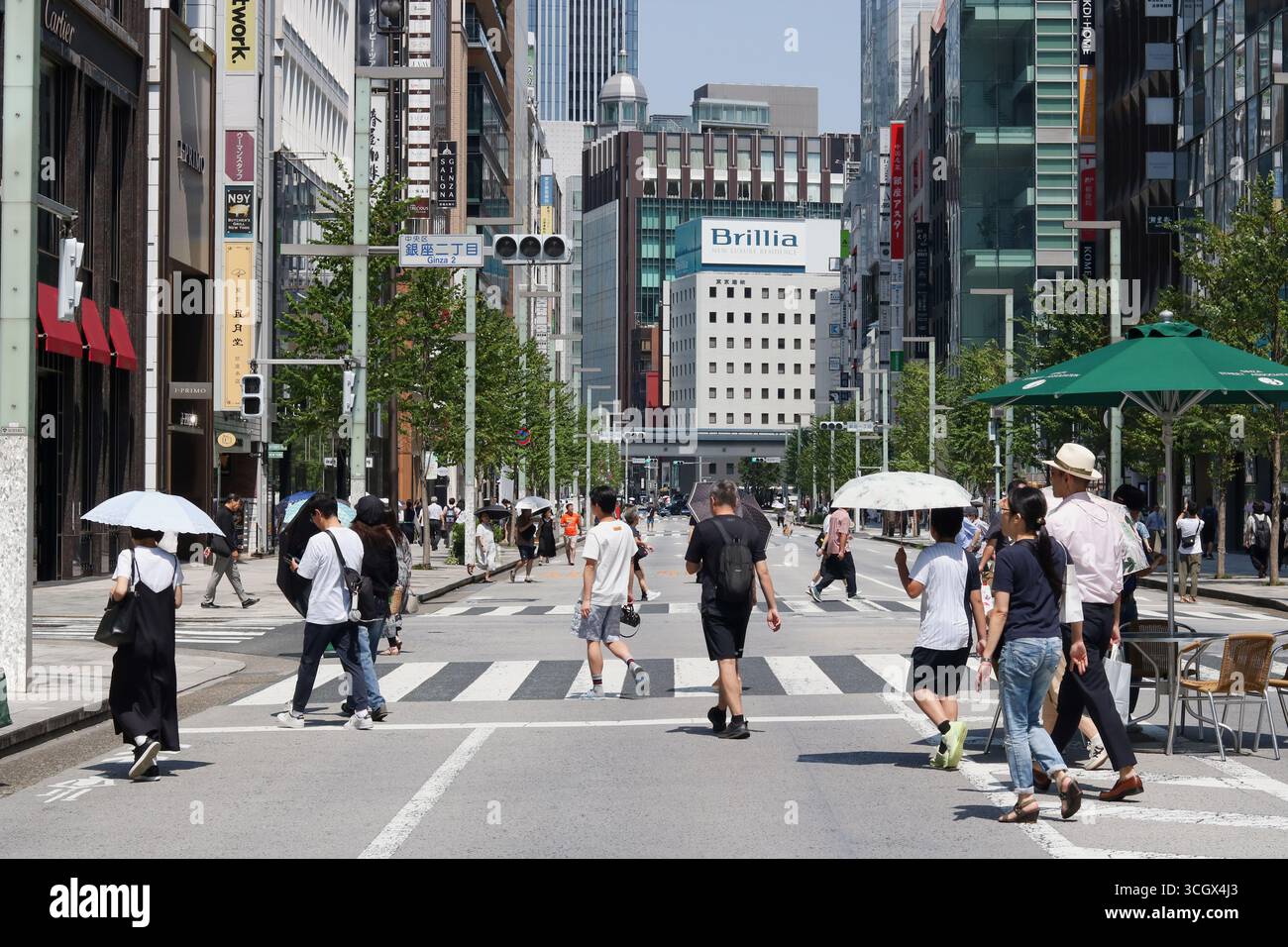 TOKIO, JAPAN - 23. August 2025: Die Hauptstraße in Ginza wurde an einem sogenannten Fußgängerparadies während einer Hitzewelle für den Verkehr gesperrt. Stockfoto