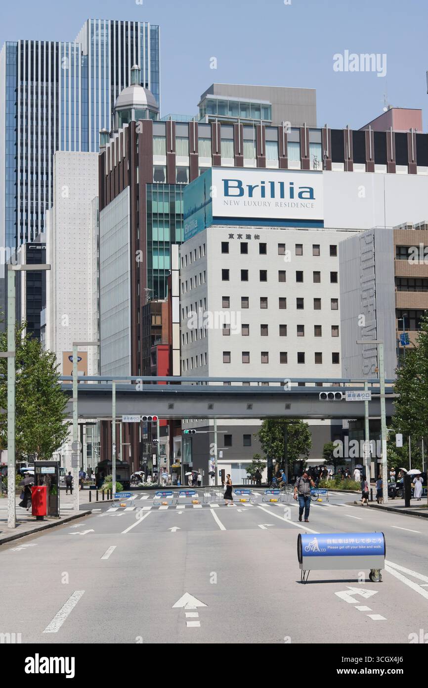 TOKIO, JAPAN - 23. August 2025: Die Hauptstraße in Ginza wurde an einem sogenannten Fußgängerparadies während einer Hitzewelle für den Verkehr gesperrt. Stockfoto