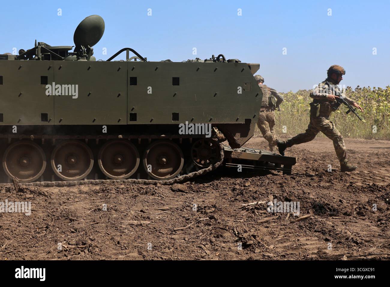 Infanteristen des Einsatzbataillons der 13. Brigade der Nationalgarde der Ukraine „Khartiia“ üben am 29. August 2025 Flugfähigkeiten mit einem amerikanischen gepanzerten M113-Träger aus der Region Charkiw, Ukraine (Foto: Viacheslaw Madiievskyi/Ukrinform) Stockfoto