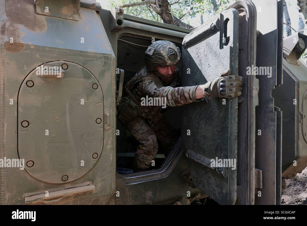 Ein Infanterie des Einsatzbataillons der 13. Brigade der Nationalgarde der Ukraine „Khartiia“ übt am 29. August 2025 Flugfähigkeiten mit einem amerikanischen gepanzerten M113-Träger aus, Region Charkiw, Ukraine. (Foto: Viacheslav Madiievskyi/Ukrinform) Stockfoto