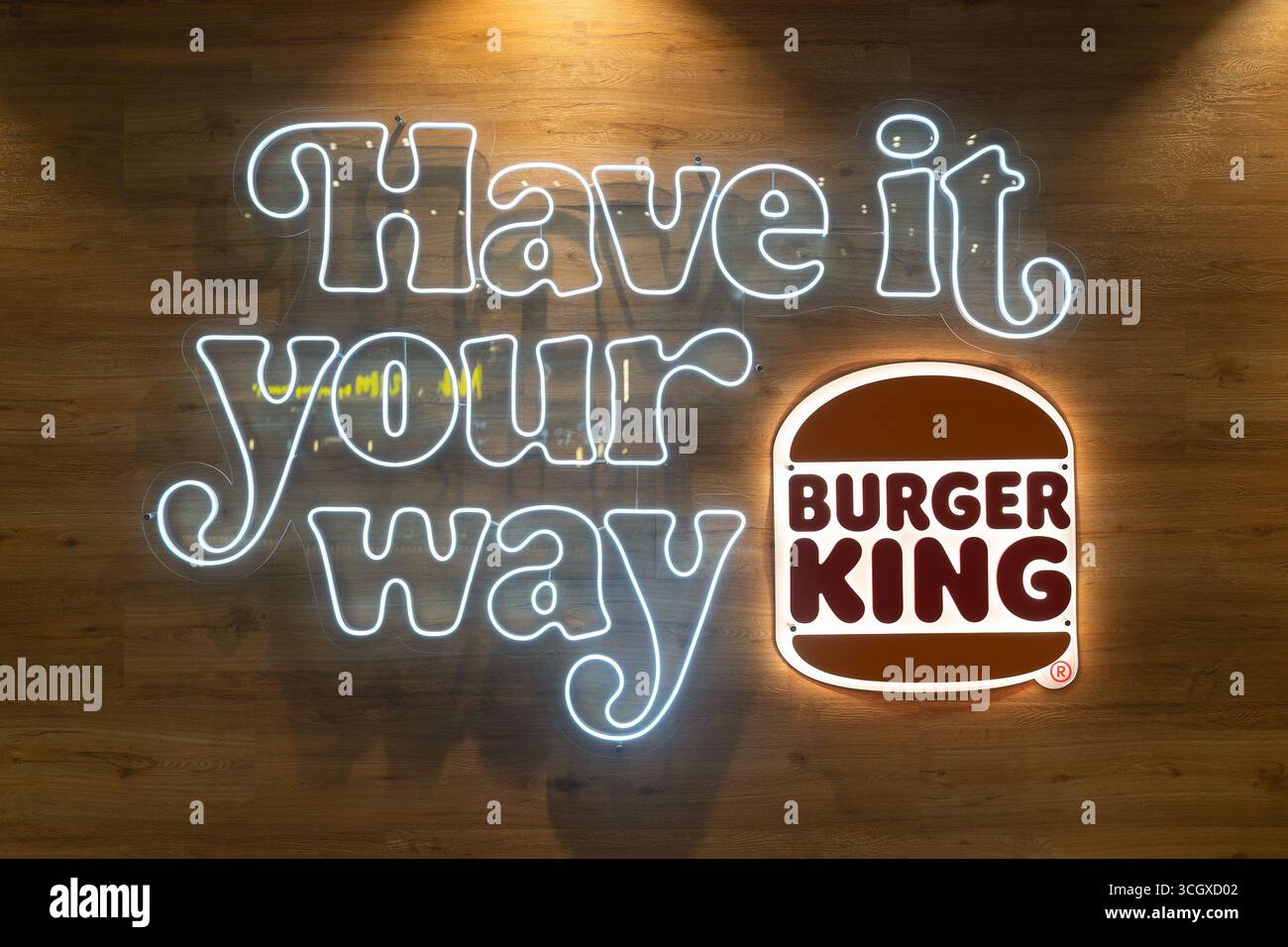 Sepang, Malaysia - 29. Juli 2024: Nahaufnahme des beleuchteten Neonschildes mit dem Slogan „Have IT Your Way“ in einem Burger King Restaurant im KLIA2 Stockfoto