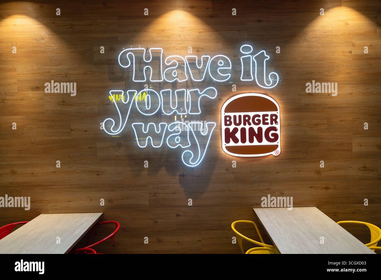 Sepang, Malaysia - 29. Juli 2024: Ein beleuchtetes Neonschild mit dem bekannten Werbeslogan „Have IT Your Way“ im Speisesaal eines Burger King Stockfoto
