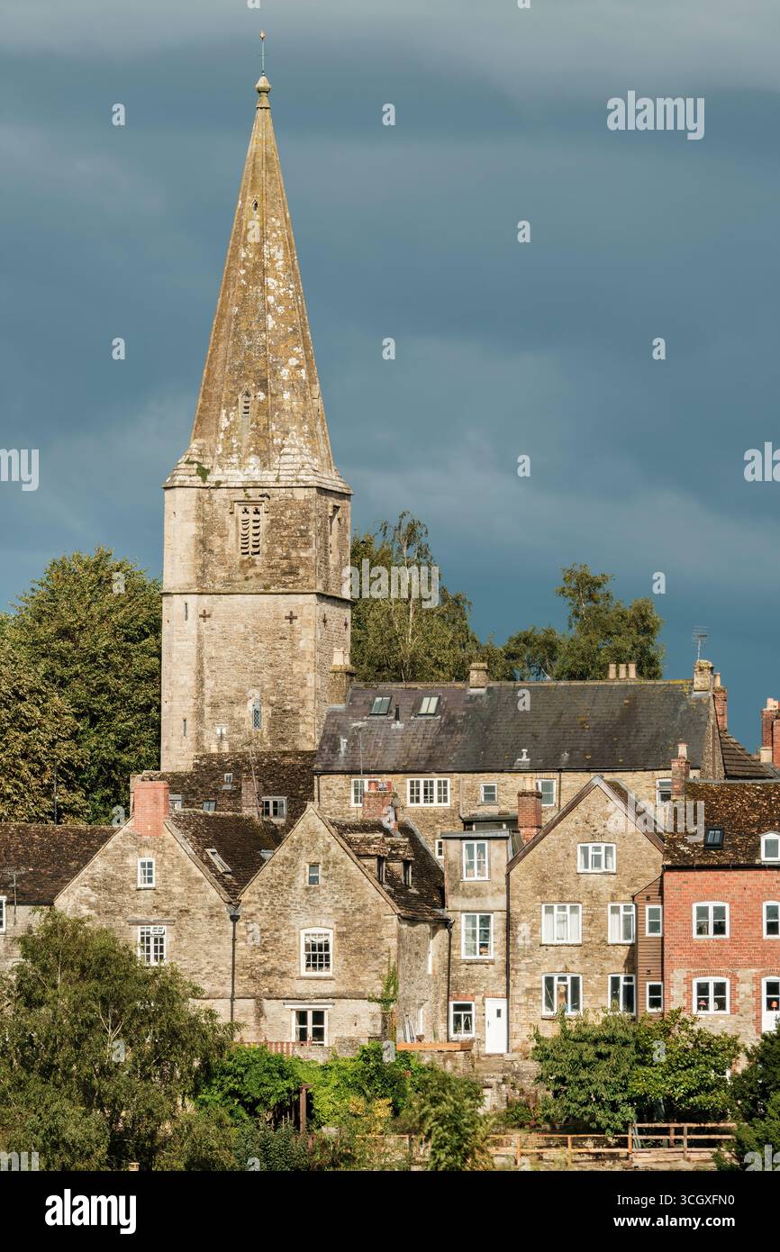 Malmesbury, Wiltshire, England - der Turm der St. Paul's Kirche dominiert die Skyline der malerischen Marktstadt Malmesbury in Wiltshir Stockfoto