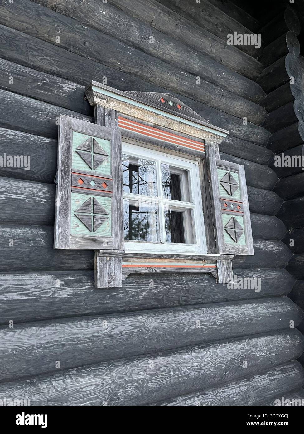Fensterrahmen im karelischen Stil in einer orthodoxen Kapelle in Nurmes, Finnland. - Smartphone-aufgenommenes Stockfoto