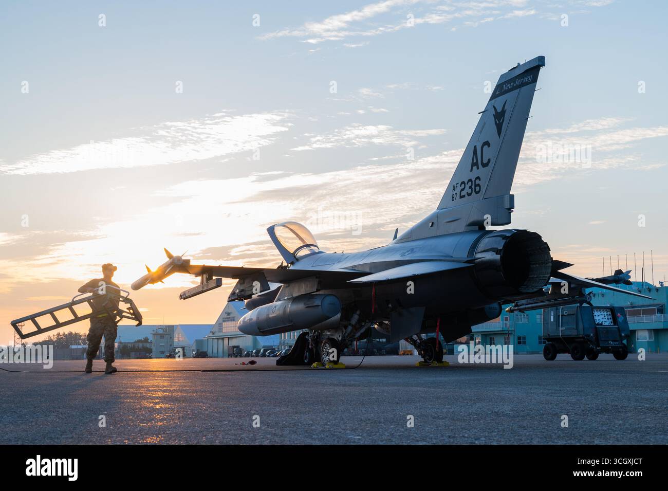 Matthew Baruffi, Spezialist für Ausstiegssysteme der US-Luftwaffe, die dem 177. Kampfflugzeug der New Jersey Air National Guard zugeteilt wurde Stockfoto