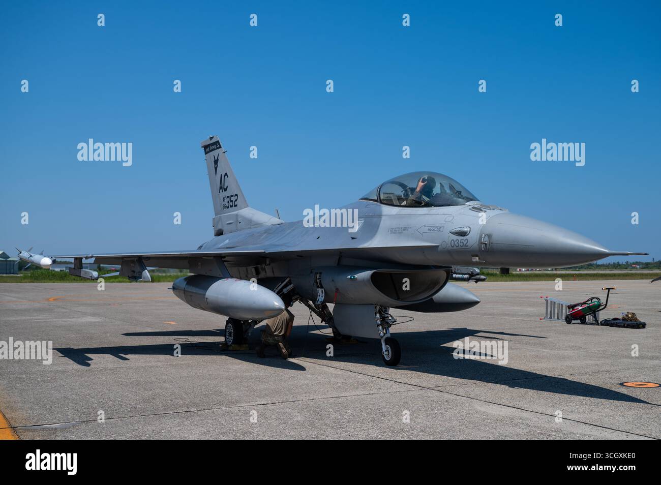 Ein F-16C Fighting Falcon der US Air Force, der dem 177th Fighter Wing der New Jersey Air National Guard zugeordnet ist, ist für die Routine Morning sorti vorbereitet Stockfoto