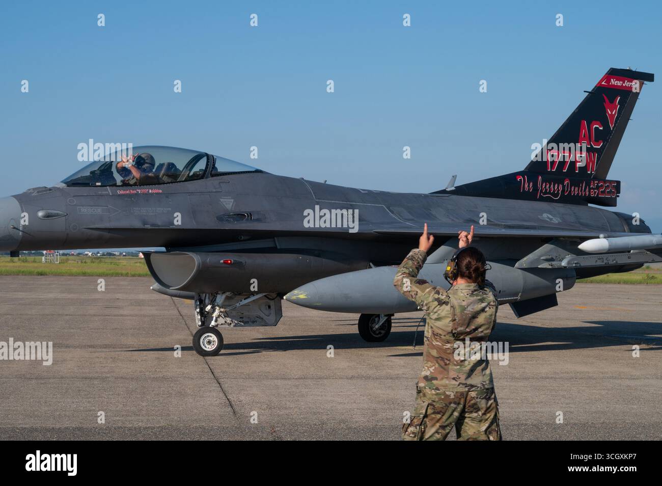 Emily Lynd, Staff-Sgt. Der US Air Force ist Spezialist für die Wartung von Flugzeugen, die dem 177th Fighter Wing der New Jersey Air National Guard zugeordnet sind Stockfoto