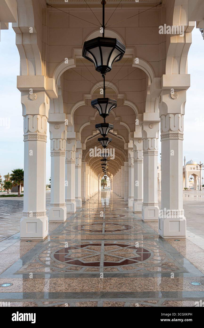 VAE - Abu Dhabi - Qasr Al Watan Colonnade - endlose Bögen, hängende Laternen und polierte Marmormedaillons in rhythmischer Perspektive Stockfoto