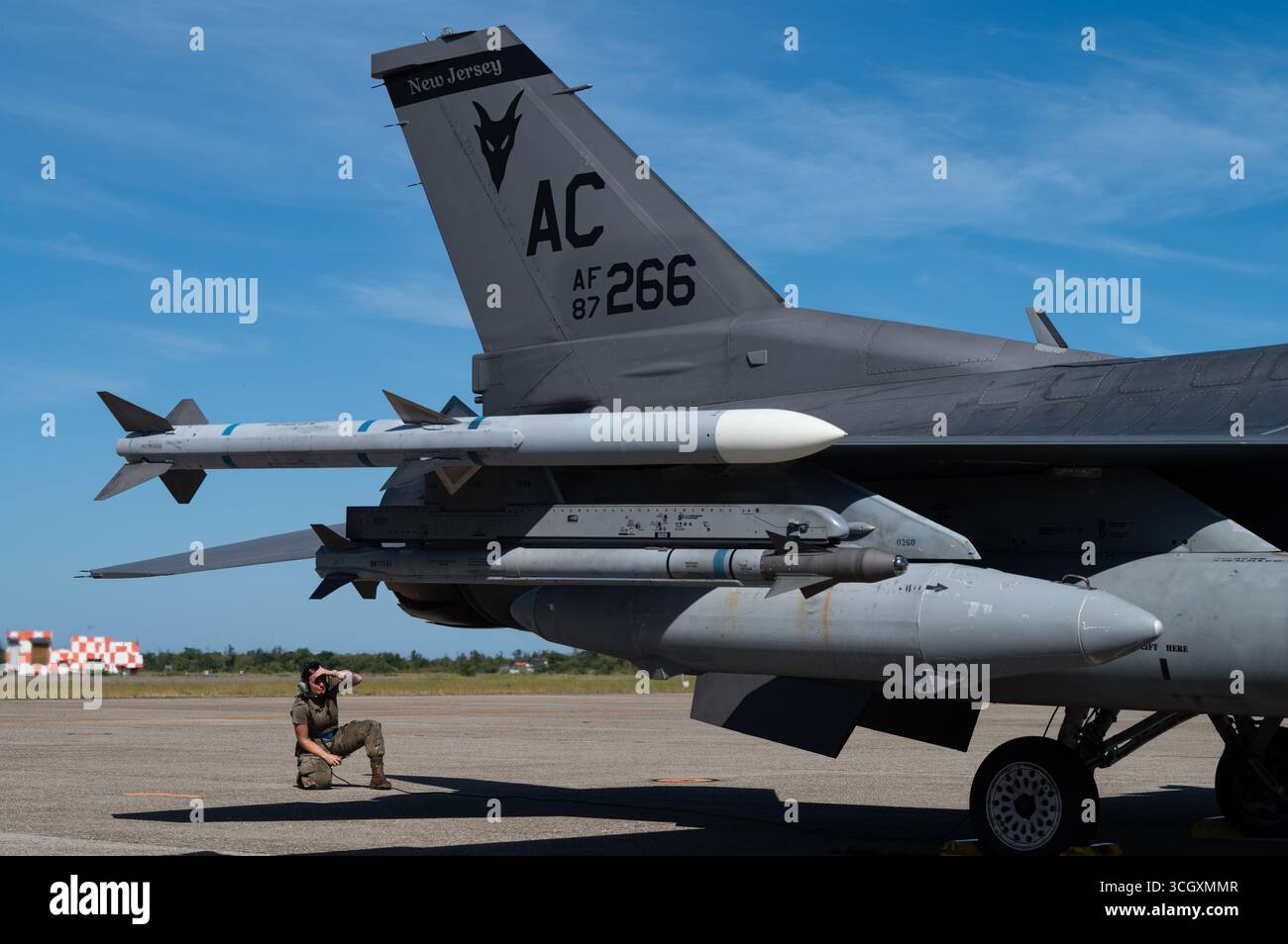 Der Senior Airman Taylor Downey der U.S. Air Force ist ein Spezialist für die Wartung von Flugzeugen im 177th Fighter Wing des New Jersey Air National Stockfoto