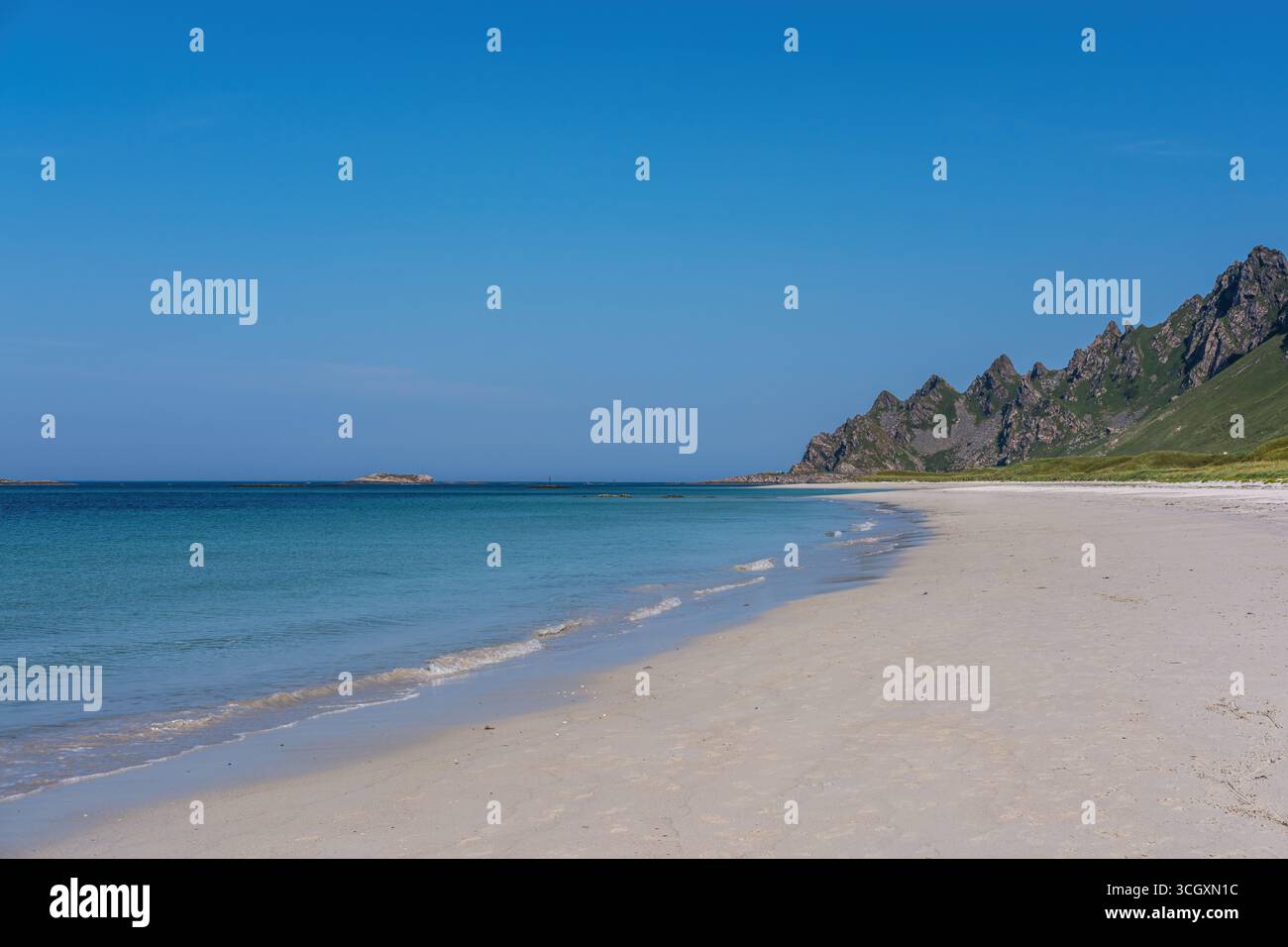 Der Bleikstranda Beach in Nordnorwegen mit seinem türkisfarbenen Wasser Stockfoto
