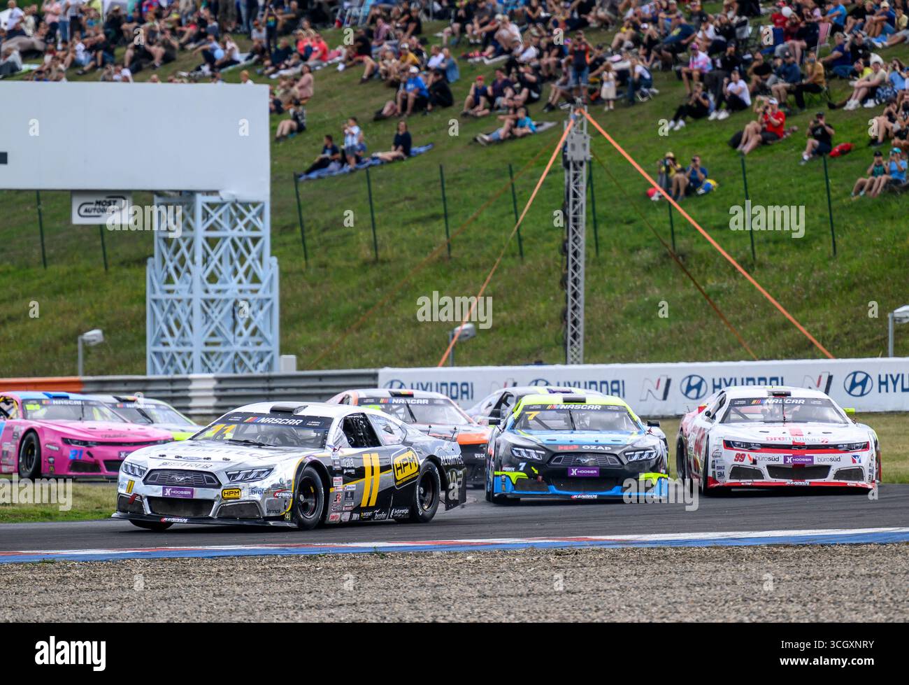 Most, Tschechische Republik. 30. August 2025. Das EuroNASCAR Pro-Rennen der NASCAR Euro Series fand am 30. August 2025 in der Tschechischen Republik statt. Von links vorne Gianmarco Ercoli vom Master Alumitec Racing Team, Martin Doubek vom Hendriks Motorsport Team und Garrett Lowe vom Bremotion Team. Quelle: Ondrej Hajek/CTK Photo/Alamy Live News Stockfoto