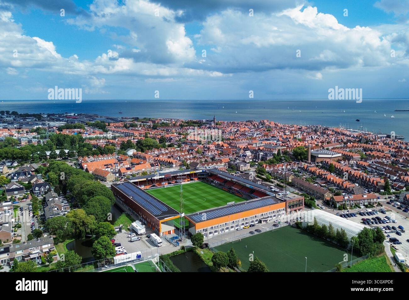 Volendam - Allgemeiner Überblick außerhalb des kras stadions während der vierten Runde der Eredivisie Saison 2025/2026. Das Spiel findet am 30. August 2025 im Kras Stadion in Volendam, Niederlande, gegen den AFC Ajax Amsterdam statt. (VK Sportphoto/Raymond Smit) Stockfoto