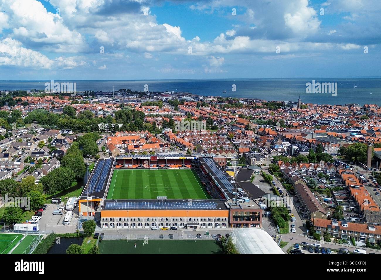 Volendam - Allgemeiner Überblick außerhalb des kras stadions während der vierten Runde der Eredivisie Saison 2025/2026. Das Spiel findet am 30. August 2025 im Kras Stadion in Volendam, Niederlande, gegen den AFC Ajax Amsterdam statt. (VK Sportphoto/Raymond Smit) Stockfoto