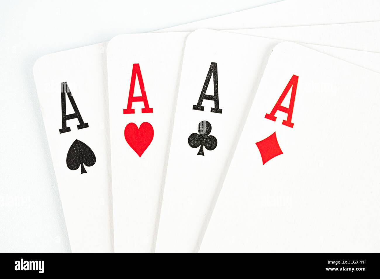 Nahaufnahme einer gewinnenden Pokerhand mit vier Pik-Ass und zwei Diamanten-König A Stockfoto