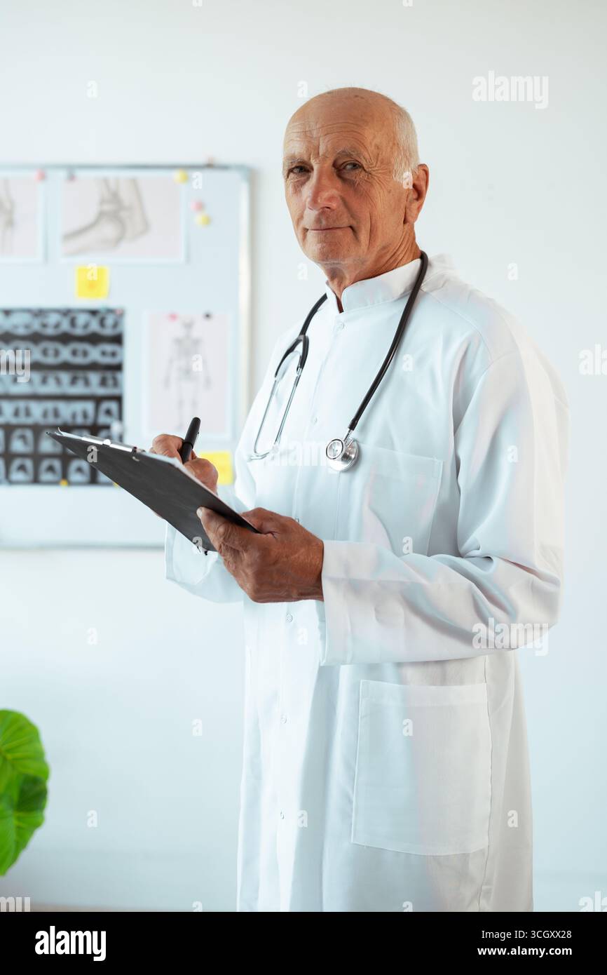 Porträt des Arztes mit Klemmbrett. Medizin und Gesundheitskonzept. Kopierbereich Stockfoto