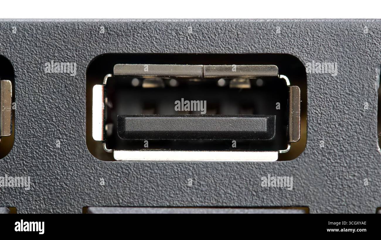 Makroaufzeichnung einer USB-Buchse des Typs A an einem Computergerät, Frontansicht einer leeren Standard-Schnittstellenbuchse, Eingangsleistung Stockfoto
