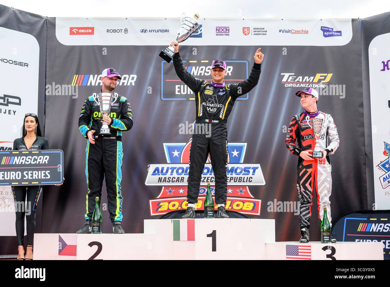 Most, Tschechische Republik. 30. August 2025. Das EuroNASCAR Pro-Rennen der NASCAR Euro Series fand am 30. August 2025 in der Tschechischen Republik statt. Von links: Martin Doubek vom Hendriks Motorsport Team, der Zweiter wurde, Sieger Gianmarco Ercoli vom Master Alumitec Racing Team und Garrett Lowe vom Bremotion Team, der Dritter wurde. Quelle: Ondrej Hajek/CTK Photo/Alamy Live News Stockfoto