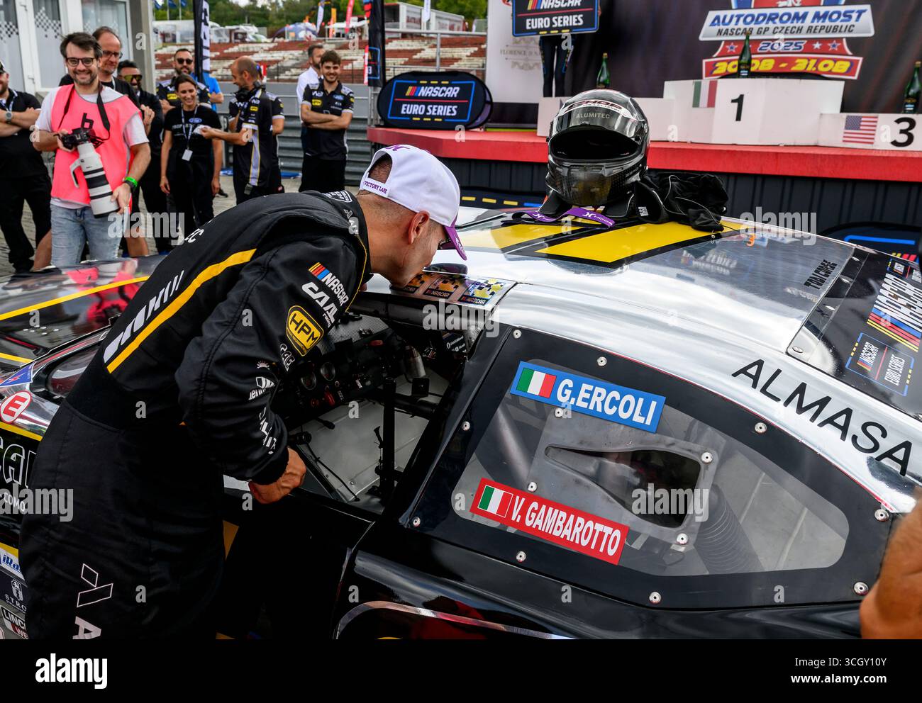 Most, Tschechische Republik. 30. August 2025. Das EuroNASCAR Pro-Rennen der NASCAR Euro Series fand am 30. August 2025 in der Tschechischen Republik statt. Sieger Gianmarco Ercoli aus Italien im Master Alumitec Racing Team. Quelle: Ondrej Hajek/CTK Photo/Alamy Live News Stockfoto