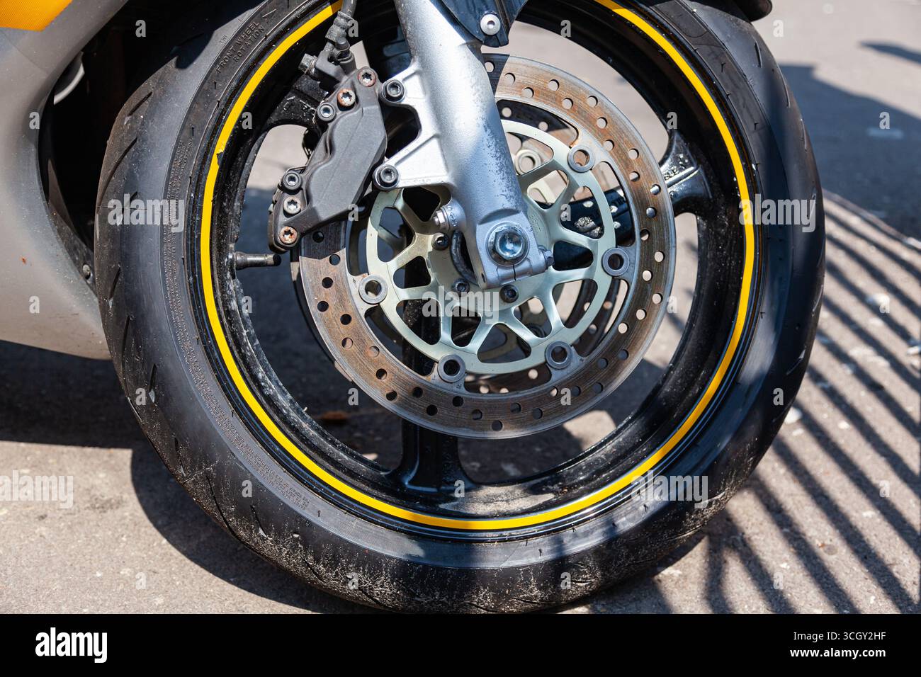 Das Vorderrad eines leistungsstarken Sportmotorrads mit Bremsanlage und Gabel. Stockfoto