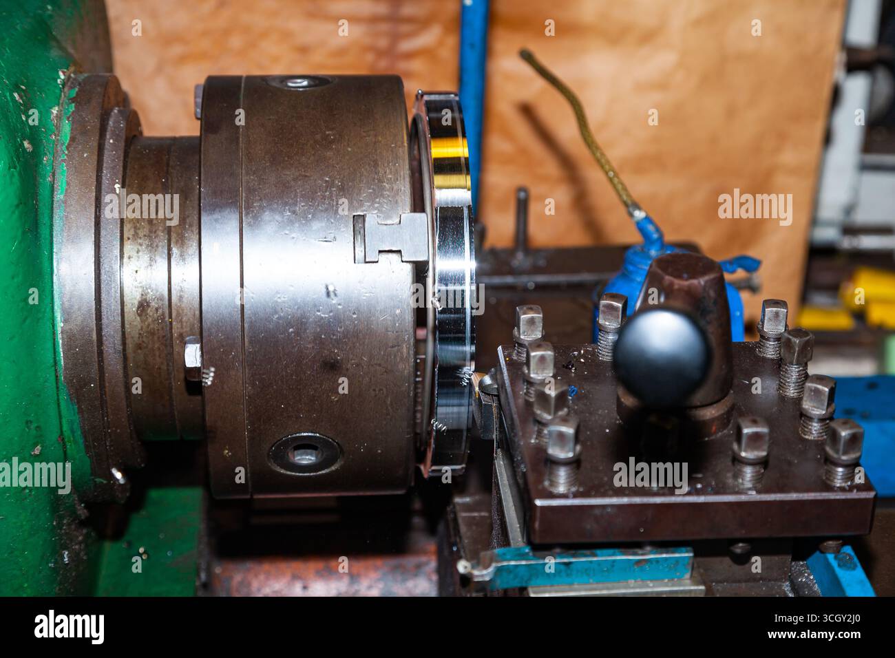 Drehen eines Stahlknüppels auf einer Drehmaschine mit einem Fräser. Stockfoto