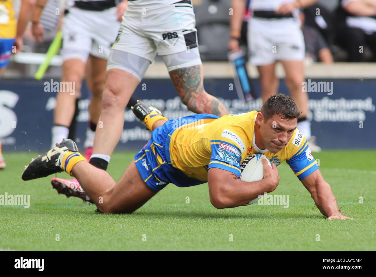 Rumpf, Großbritannien. 30. August 2025. MKM Stadium, West Park, Hull, East Yorkshire, 30. August 2025. Betfred Super League Hull FC gegen Leeds Rhinos Ryan Hall of Leeds Rhinos taucht um den Versuch gegen Hull FC zu treffen Credit: Touchlinepics/Alamy Live News Stockfoto