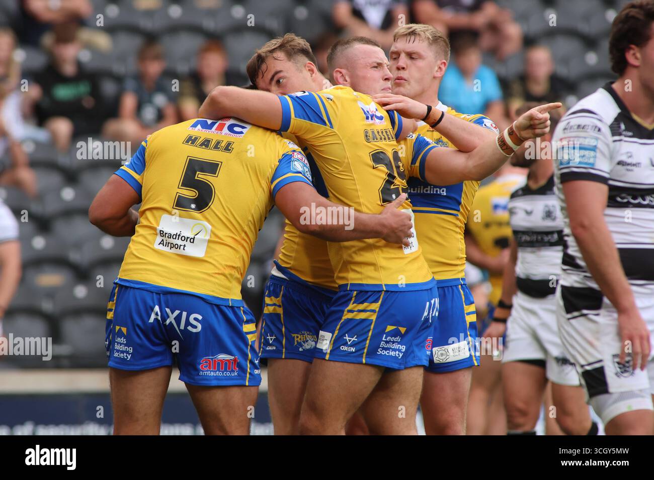 Rumpf, Großbritannien. 30. August 2025. MKM Stadium, West Park, Hull, East Yorkshire, 30. August 2025. Betfred Super League Hull FC gegen Leeds Rhinos Ryan Hall of Leeds Rhinos feiert den Versuch gegen Hull FC, zusammen mit seinen Teamkollegen Presley Cassell und Harry Newman Credit: Touchlinepics/Alamy Live News Stockfoto