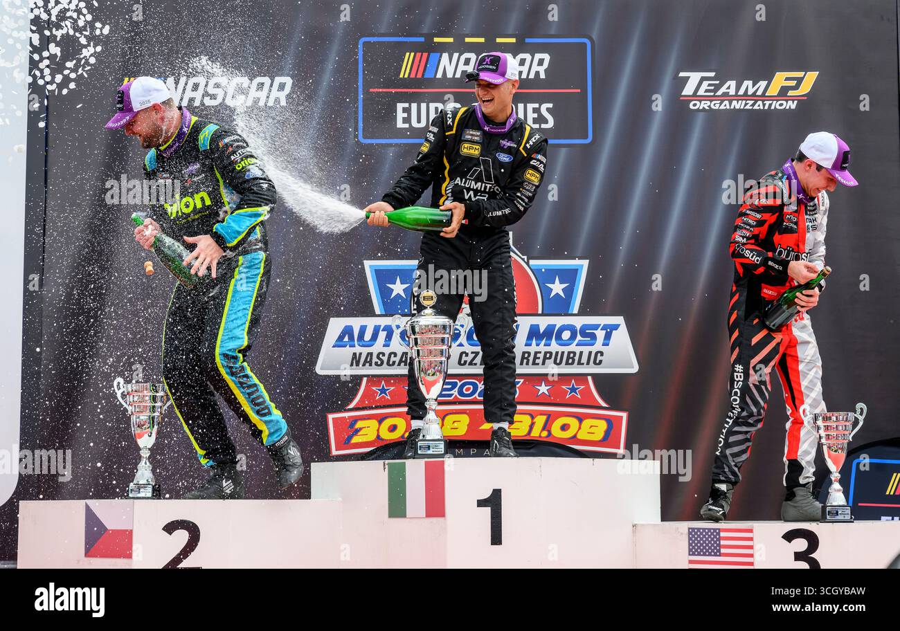 Most, Tschechische Republik. 30. August 2025. Das EuroNASCAR Pro-Rennen der NASCAR Euro Series fand am 30. August 2025 in der Tschechischen Republik statt. Von links: Martin Doubek vom Hendriks Motorsport Team, der Zweiter wurde, Sieger Gianmarco Ercoli vom Master Alumitec Racing Team und Garrett Lowe vom Bremotion Team, der Dritter wurde. Quelle: Ondrej Hajek/CTK Photo/Alamy Live News Stockfoto