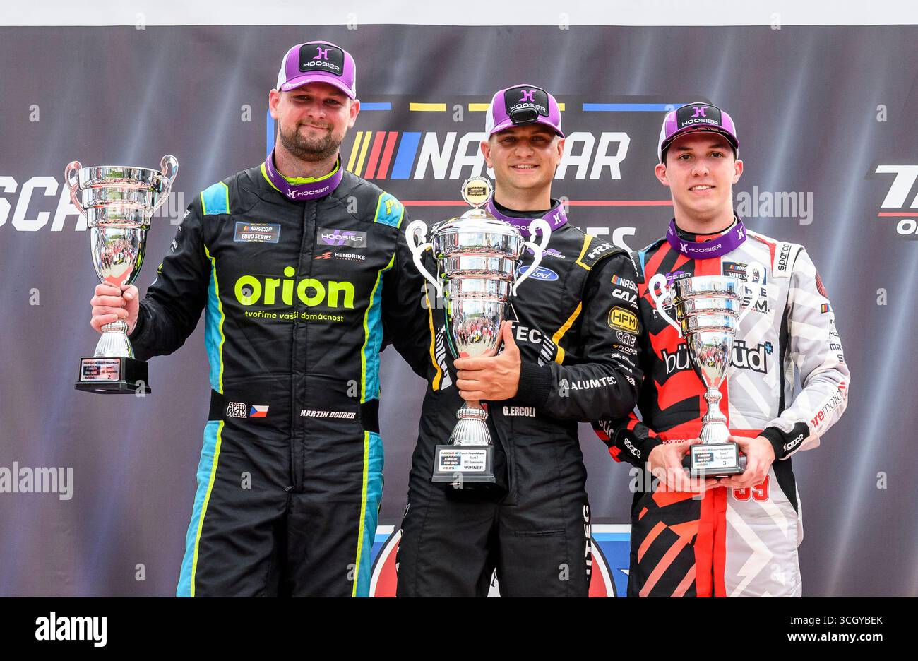 Most, Tschechische Republik. 30. August 2025. Das EuroNASCAR Pro-Rennen der NASCAR Euro Series fand am 30. August 2025 in der Tschechischen Republik statt. Von links: Martin Doubek vom Hendriks Motorsport Team, der Zweiter wurde, Sieger Gianmarco Ercoli vom Master Alumitec Racing Team und Garrett Lowe vom Bremotion Team, der Dritter wurde. Quelle: Ondrej Hajek/CTK Photo/Alamy Live News Stockfoto
