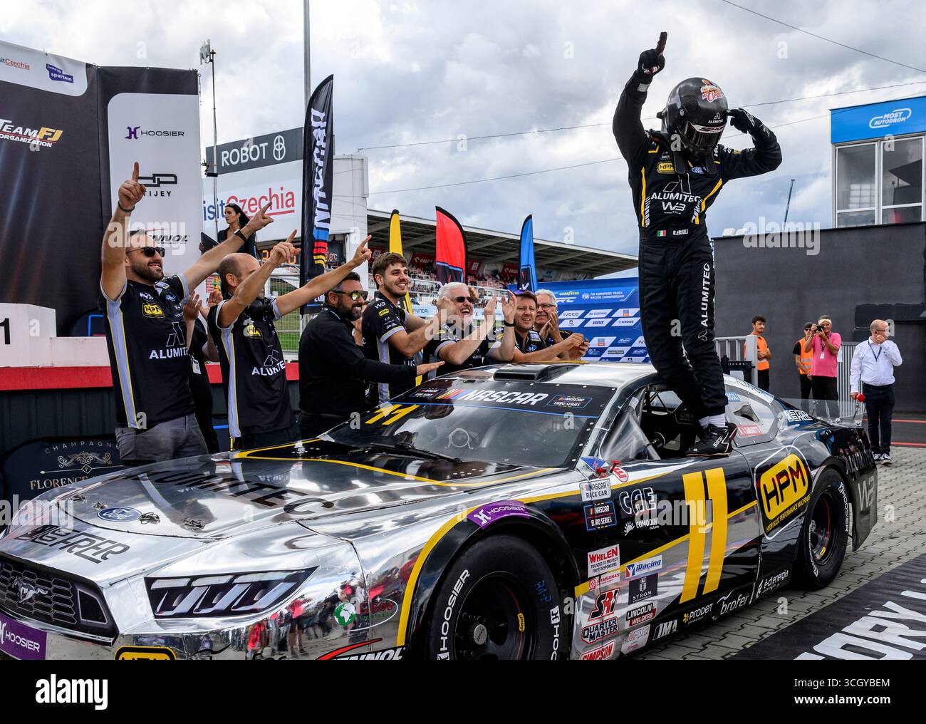 Most, Tschechische Republik. 30. August 2025. Das EuroNASCAR Pro-Rennen der NASCAR Euro Series fand am 30. August 2025 in der Tschechischen Republik statt. Sieger Gianmarco Ercoli aus Italien im Master Alumitec Racing Team. Quelle: Ondrej Hajek/CTK Photo/Alamy Live News Stockfoto