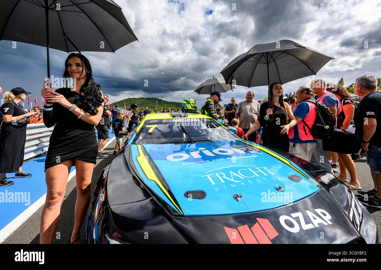 Most, Tschechische Republik. 30. August 2025. Das EuroNASCAR Pro-Rennen der NASCAR Euro Series fand am 30. August 2025 in der Tschechischen Republik statt. Martin Doubek (Mitte) vom Hendriks Motorsport Team unterzeichnet am Start Autogramme für Fans. Quelle: Ondrej Hajek/CTK Photo/Alamy Live News Stockfoto