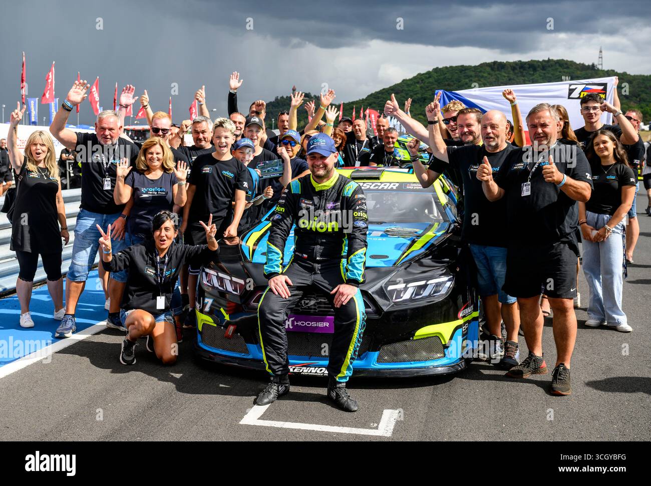 Most, Tschechische Republik. 30. August 2025. Das EuroNASCAR Pro-Rennen der NASCAR Euro Series fand am 30. August 2025 in der Tschechischen Republik statt. Martin Doubek (Mitte) vom Hendriks Motorsport Team am Start. Quelle: Ondrej Hajek/CTK Photo/Alamy Live News Stockfoto