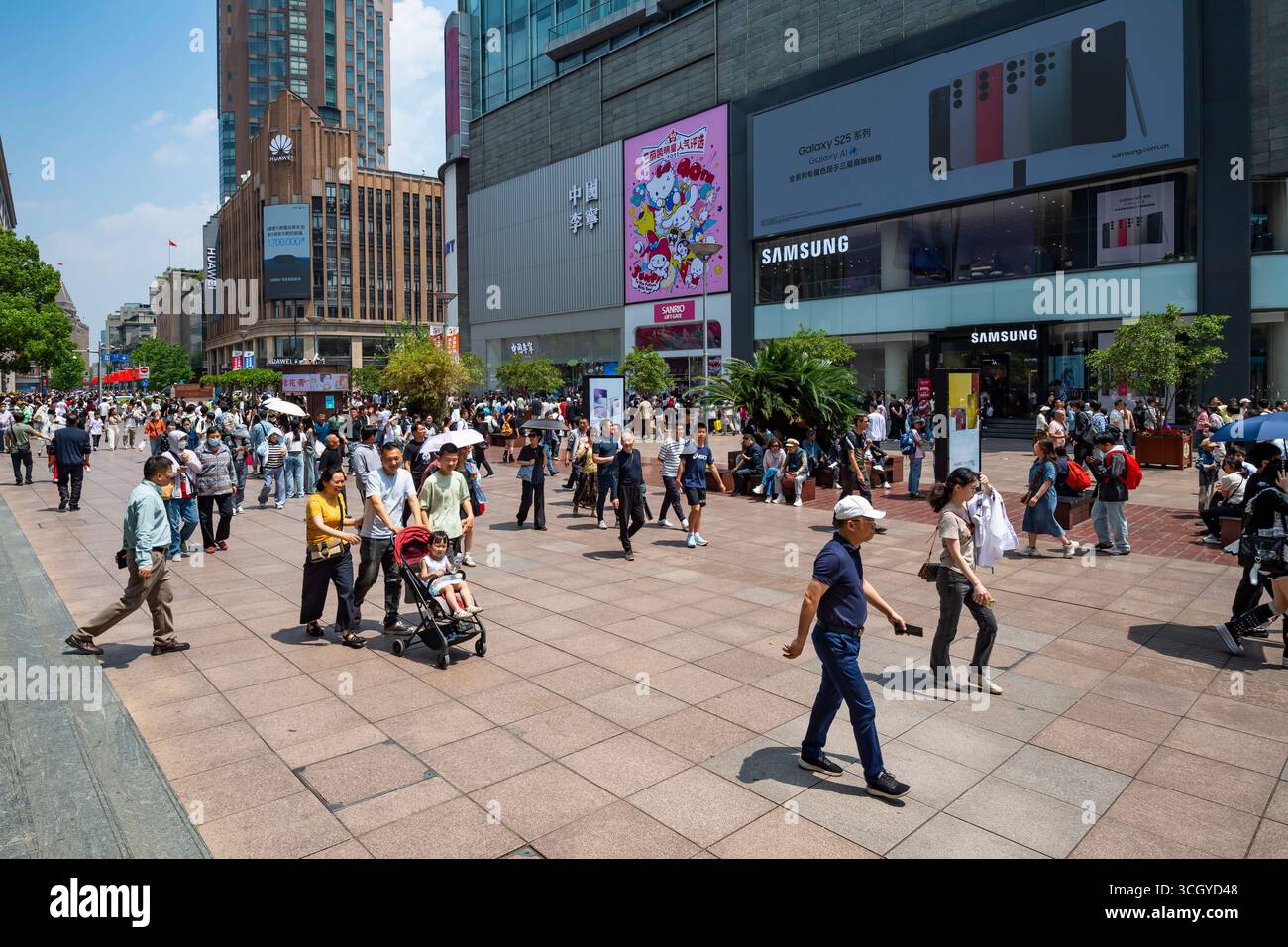 Touristen, Besucher, Kunden, Einkaufszentrum, Einkaufsstraße, Nanjing Road, Shanghai, Volksrepublik China Stockfoto