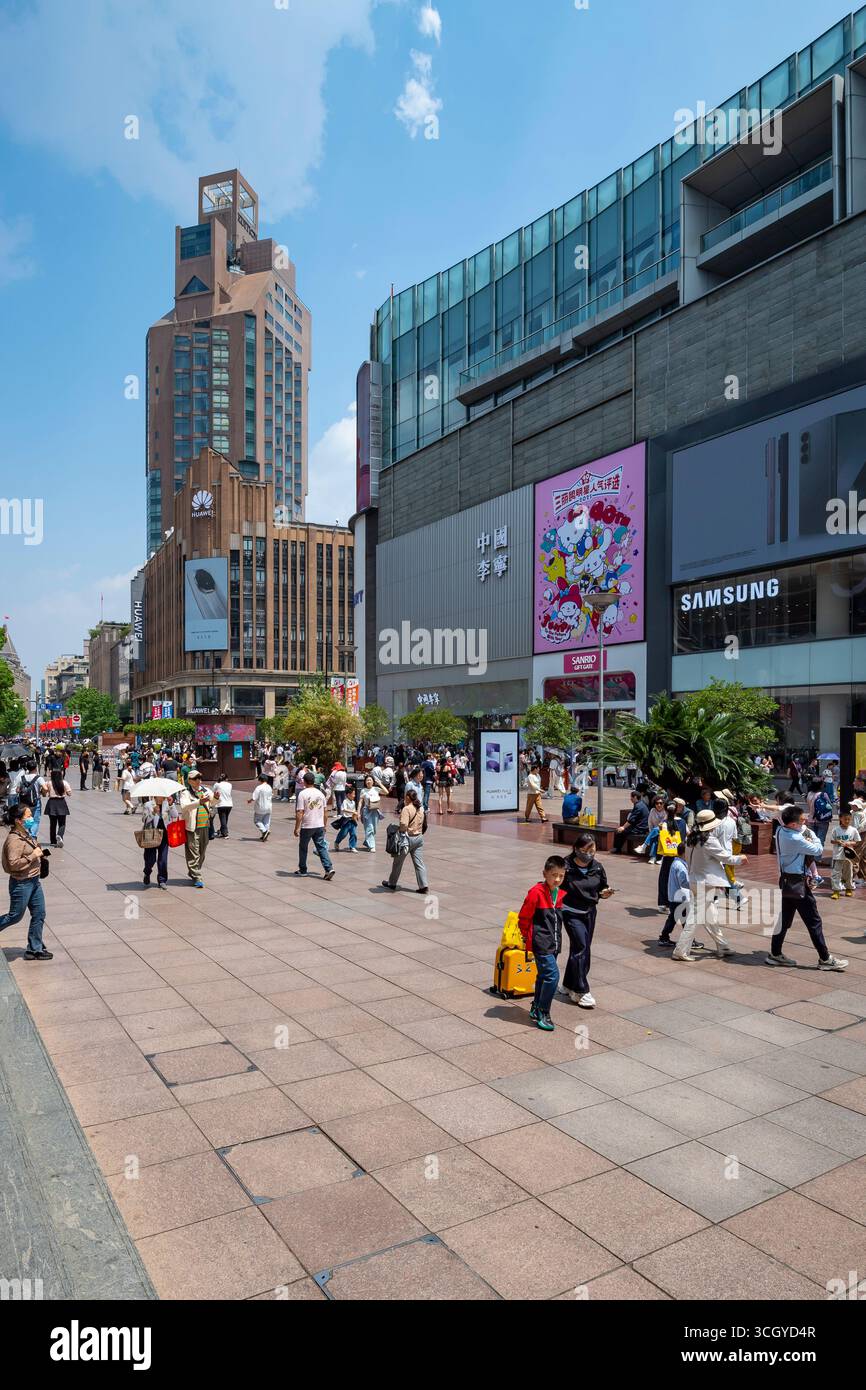 Touristen, Besucher, Kunden, Einkaufszentrum, Einkaufsstraße, Nanjing Road, Shanghai, Volksrepublik China Stockfoto