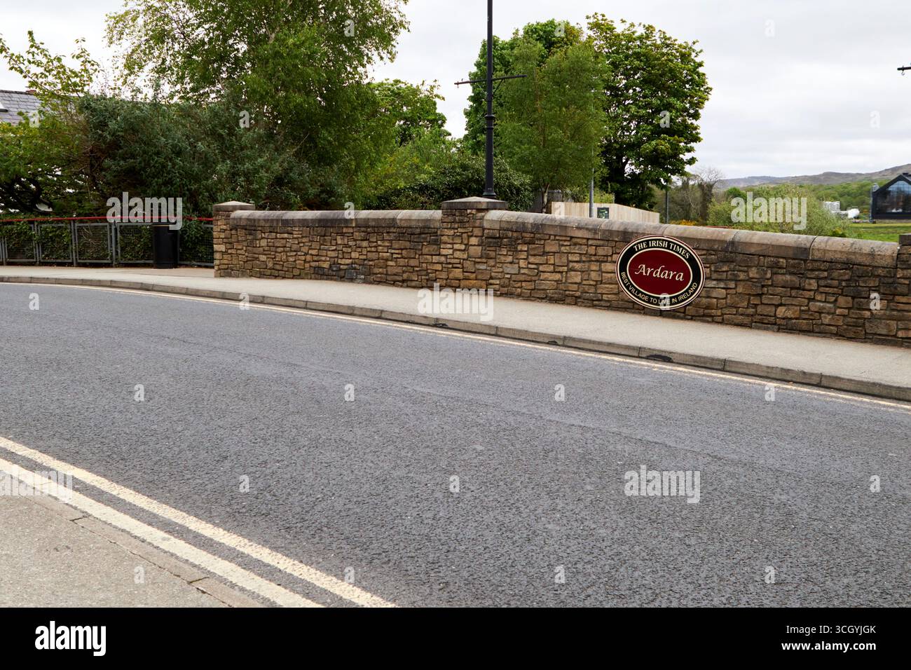 Brücke über den Owentocker River Front Street Ardara County donegal republik irland Stockfoto