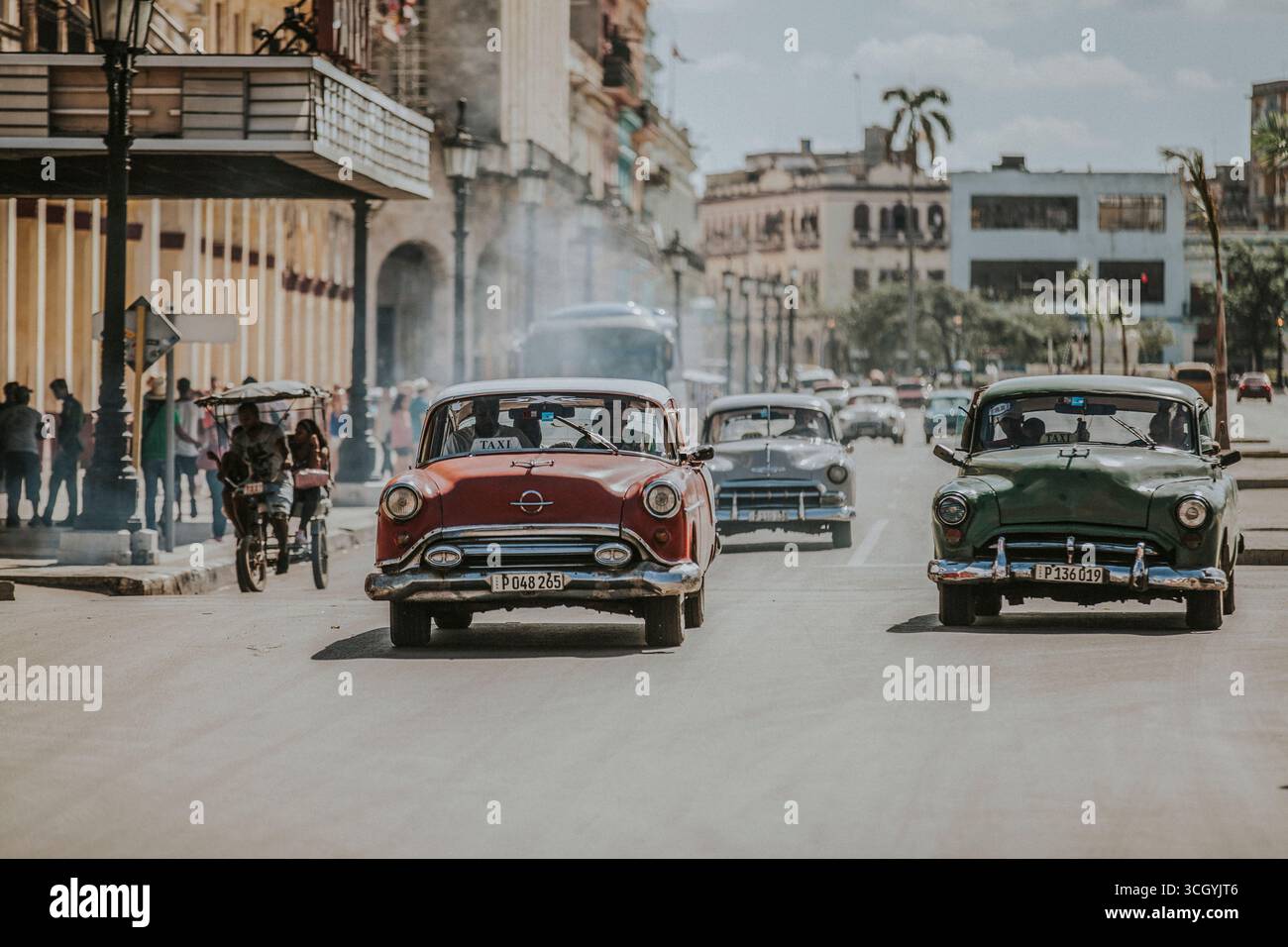 Klassische Oldtimer fahren auf einer Straße in Kuba, Retro-Farbabstufungen für nostalgische Atmosphäre Stockfoto