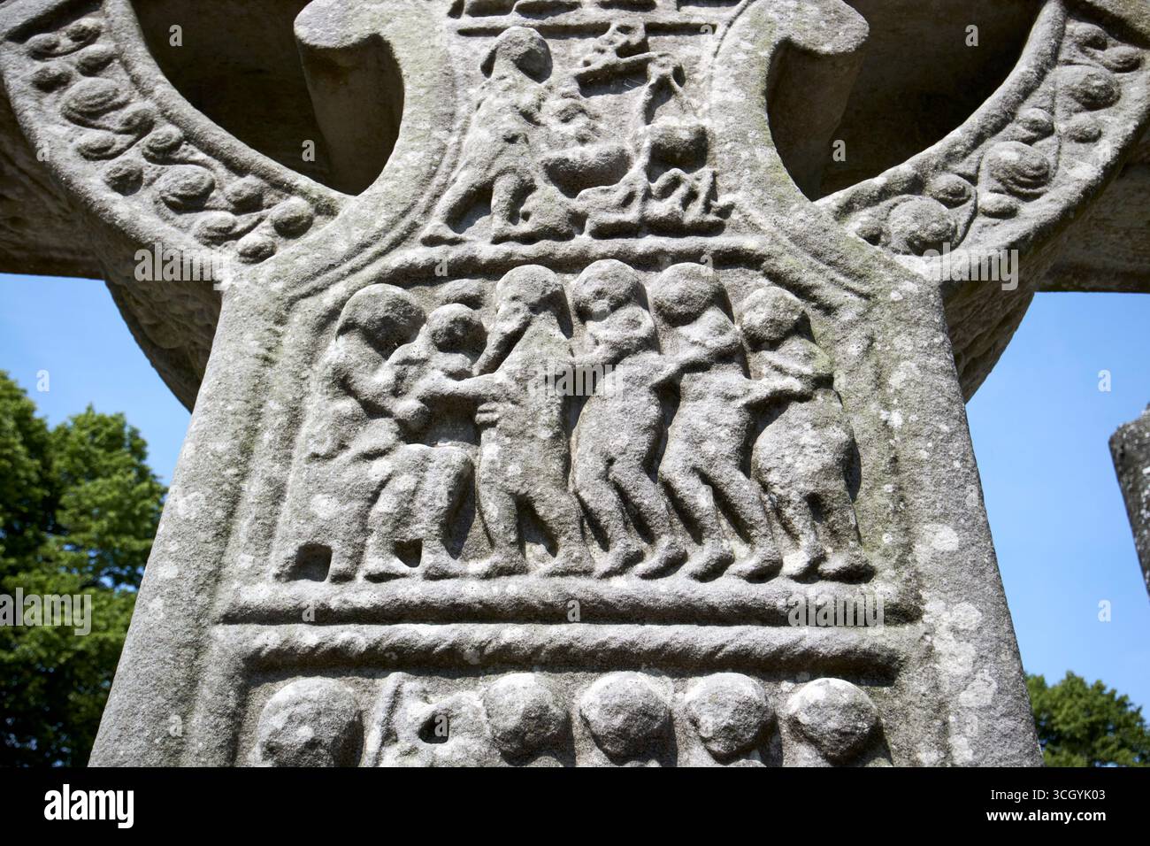 Anbetung der magischen Details mit michael dem Teufel und dem Menschen oben auf der Ostseite Muiredachs hohes Kreuz monasterboice Ruinen frühe christliche Mönche Stockfoto