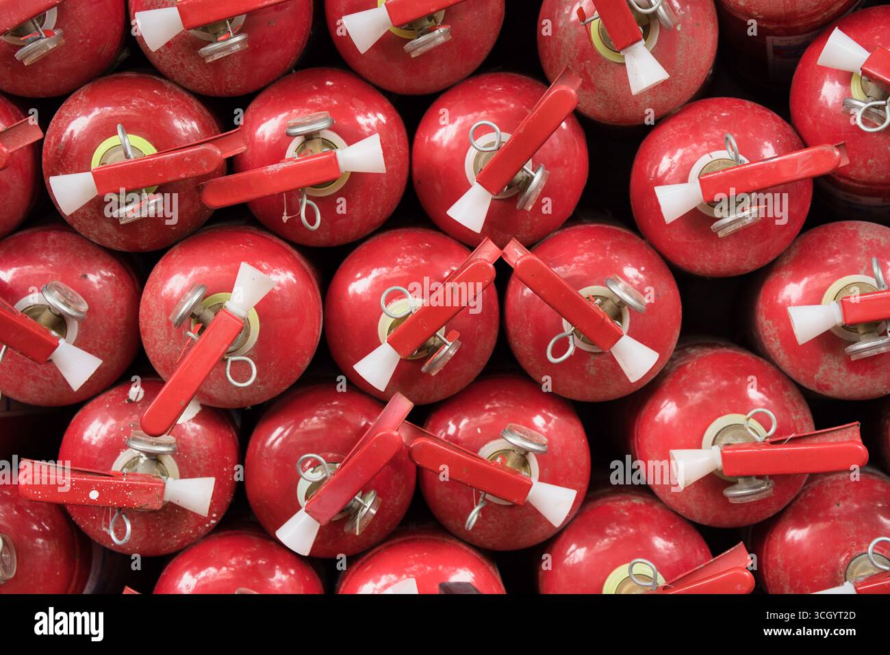 Nahaufnahme eines Stapels roter Feuerlöscher Stockfoto