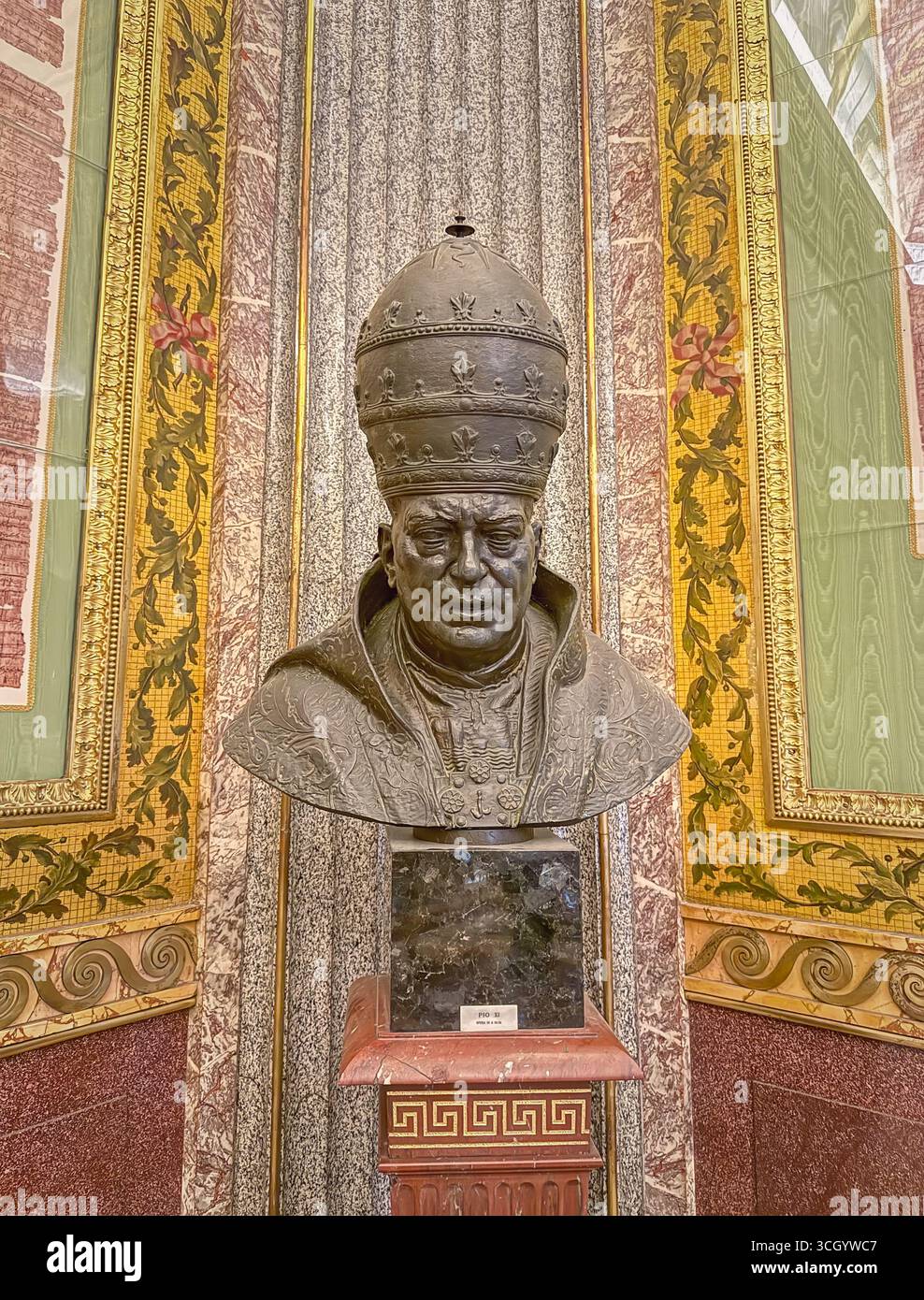 VATIKANSTADT, ROM, ITALIEN - 2. AUGUST 2025 Pio XI Opera di A. Silva als feierliche Bronzebüste eines der wichtigsten modernen Pontiffs, mit einem Stockfoto