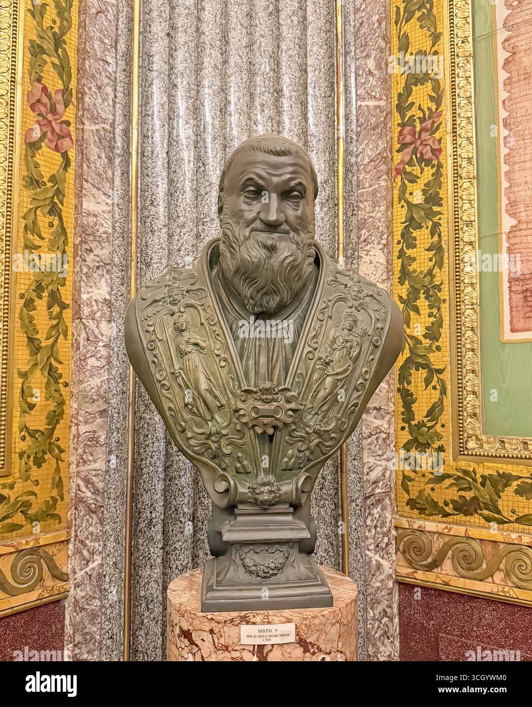 VATIKANSTADT, ROM, ITALIEN - 2. AUGUST 2025 Sisto V-Büstenschrift von Bastiano Torrigiani. Papst trägt ein kirchliches Gewand mit komplizierten Reliefs von Figu Stockfoto
