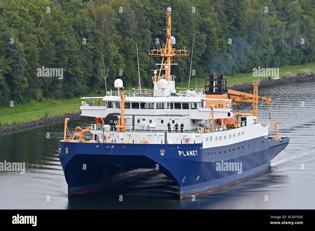 Der Forschungsschiff-PLANET DER Deutschen Marine, der den Kieler Kanal passiert, fährt zur Bredo-Werft in Bremerhaven Stockfoto